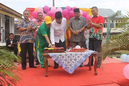 HGN dan HUT PGRI ke-70, SMPN 1 Bangko Gelar Pertandingan Tangkap Belut 